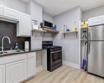 Newly Renovated 1 Br 1 Ba in Highland Park! - Pittsburgh - Kitchen