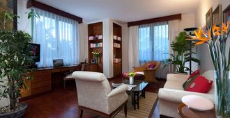 Avani Hai Phong Harbour View Hotel - Haiphong - Living room