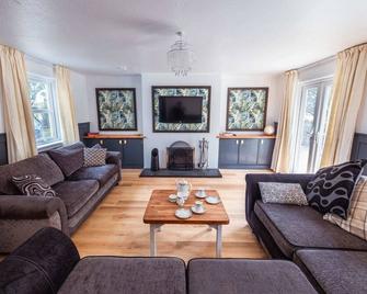 Large country house with garden, outdoor spa area & games room - Wigtown - Huiskamer