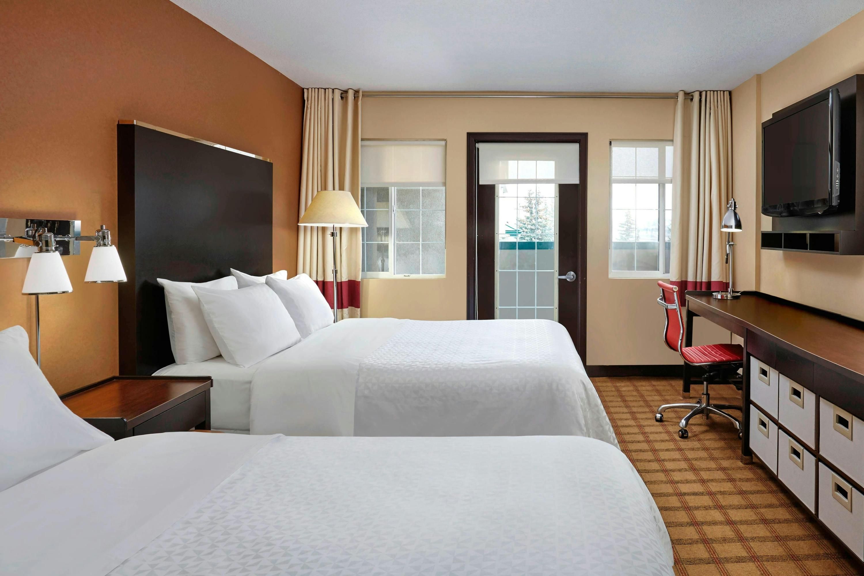 Four Points by Sheraton Hotel & Suites Calgary West thumbnail 3