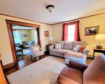 Come to The Country! Stay at The Farm! - Strykersville - Living room