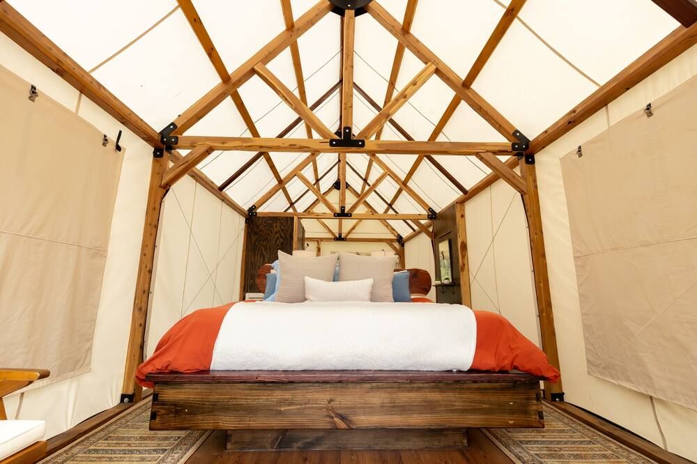 Romantic Glamping for Two complete with Two Person Jacuzzi and Outdoor Shower - Sulphur Springs - Schlafzimmer