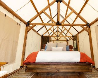 Romantic Glamping for Two complete with Two Person Jacuzzi and Outdoor Shower - Sulphur Springs - Schlafzimmer