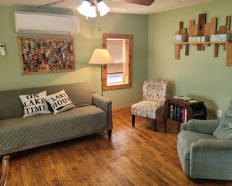 The Turk Lake House - Lakefront With Toys & Ac! - Greenville - Living room