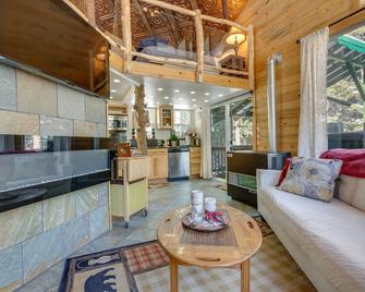 Idaho Springs Cabin w/ Hot Tub on Half Acre! - Idaho Springs - Salónek