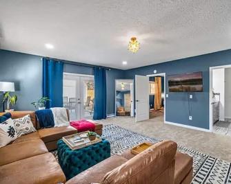 Spacious downtown pad - billiards/ping pong/sauna - Redmond - Sala