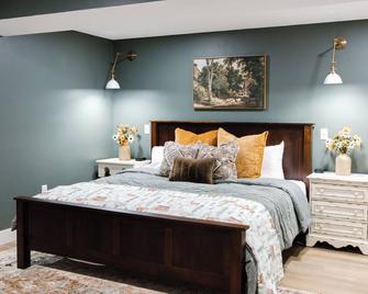 Spacious 6-bedroom cabin & sports bar in Amish country. Close to Breitenbach. - New Philadelphia - Slaapkamer