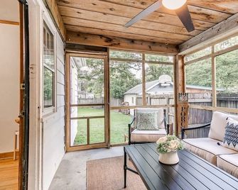 Walk to ISU and Stadium with Fire Pit, Fenced Yard - Ames - Huiskamer