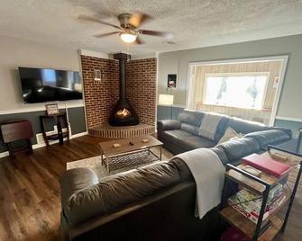 Riverside Roost -bourbon themed waterfront home - Versailles - Sala de estar