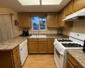 Cottonwood Foothills Getaway - Cottonwood - Kitchen