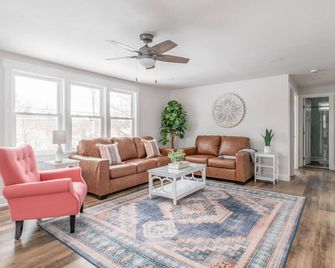 Spacious 3BR Home in Bangor! - Bangor - Living room