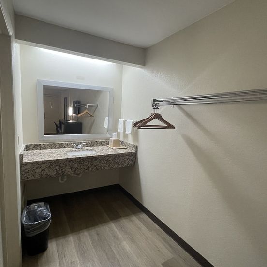 Royal Inn Motel image 1