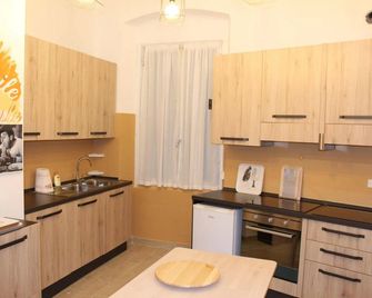 Victoria House Hostel - Genoa - Kitchen