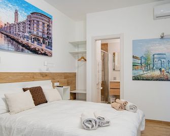 Platinum Apartment In Town With Large Balcony - Bari - Schlafzimmer