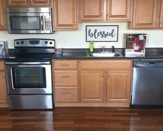 Lovely one bedroom with free parking - Niskayuna - Kitchen