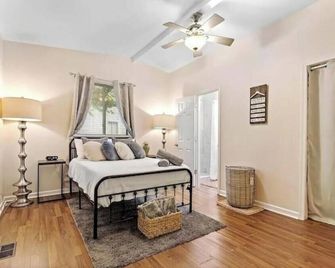 Private 1 Bed Apt - Historic Olde Towne Portsmouth - Portsmouth - Bedroom