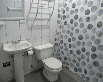Kurmi Hostel Lima Airport - Lima - Bathroom