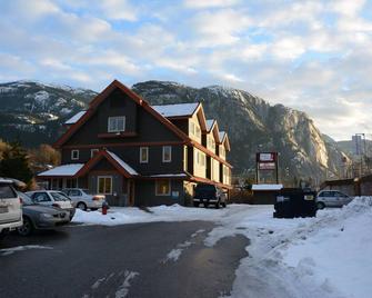 Squamish Adventure Inn - Squamish - Building