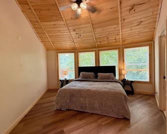 New! Stunning Lakefront Treehouse In Kodak! 3br/4ba W/Massive Game Room & Ht! - Kodak - Ložnice