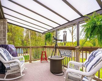 Beautiful Bungalow on Grand River in Fergus. - Fergus - Balcón