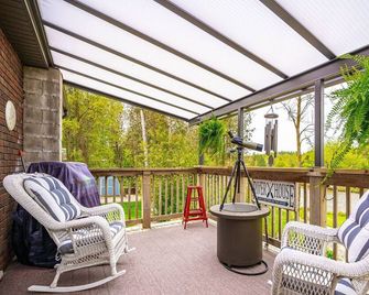 Beautiful Bungalow on Grand River in Fergus. - Fergus - Balcon