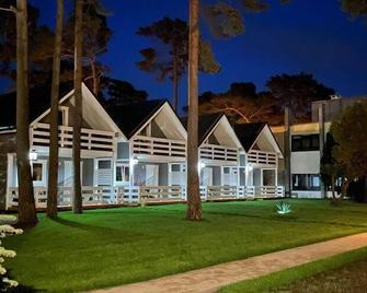 Holiday homes for 6 people with a pool, not far from the Sea beach, Mrzezyno - Mrzeżyno - Edifício