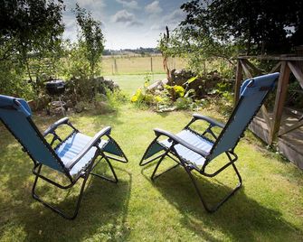 Charming 3-bedroom Barn Conversion on a Picturesque Farm Outside Varberg - Varberg - Uteplats