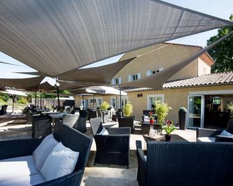 Logis Hôtel La Magnanerie - Côté Bistro - Aubignosc - Patio