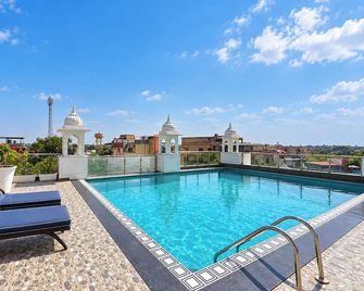 Hotel Atulyaa Taj - Agra - Piscina
