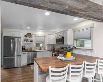 Gorgeous Cottage on Wabasis Lake. Pontoon included & pet friendly! - Greenville - Kitchen