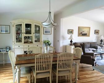 Private Luxury Retreat... Perched Atop A Bluff, Incredible Lake And Village View - Burdett - Comedor