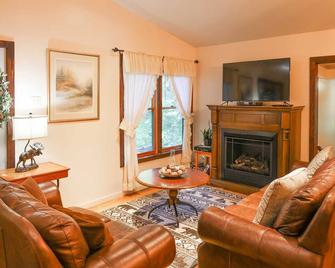 Cozy Whittier Home with Fire Pits Less Than 15 Mi to Hiking! - Whittier - Sala de estar
