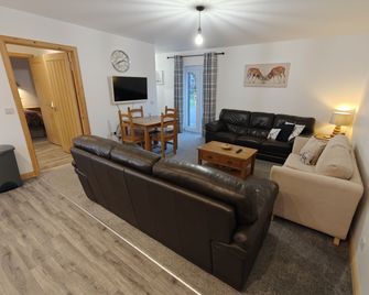 Pleasant Point Holiday Cottages - Fortrose - Living room