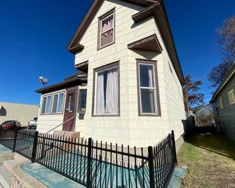 Bo's Queen Anne with Hot Tub and fenced backyard - Butte - Building
