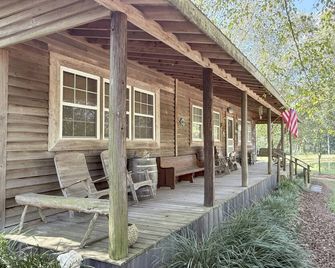 Peaceful 2BR Cabin Retreat in Tifton-Shady Pondside Getaway on Quiet Dirt road - Tifton - Patio