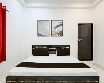 Spot On Ashadeep Hotel - Sultānpur - Bedroom