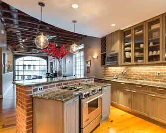 Montrose Ny Style Brick Home With A Chef Kitchen! - Houston - Cocina