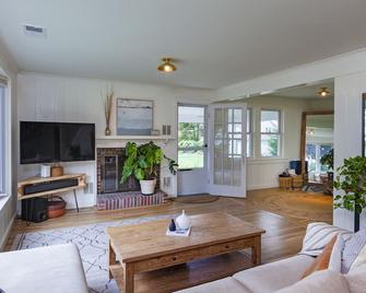 Beautiful Beach Home and Garden Paradise - Madison - Obývací pokoj