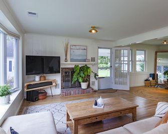 Beautiful Beach Home and Garden Paradise - Madison - Obývací pokoj