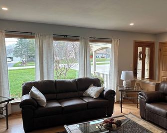 Spacious 4-bedroom house in terrific Menomonee Falls with WiFi, AC - Menomonee Falls - Living room