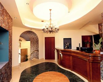 Zeus Essence Bucharest Opera - Bucharest - Front desk