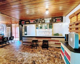 Rustic private apt. 'bar' @ Eau Gallie Downtown & 5 minutes to Melbourne Beach. - Melbourne - Bar