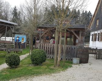 Vacation With Friends. 20 Minutes By Car From Lake Constance Is The Beautiful Tipihof ,, - Krumbach - Restaurante