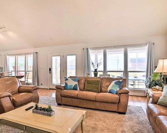 Walk to Ocean Coastal Home in Crystal Be - Crystal Beach - Living room