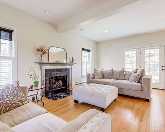 Mystic Retreat with Patio and Grill Walk to River! - Mystic - Living room