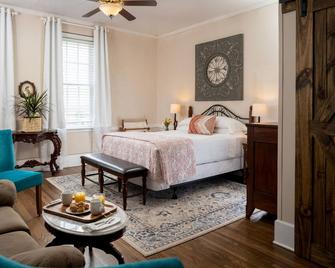 Magnolia Manor and Chapel - Humboldt - Bedroom