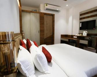 A Palace on River ( Rashmi Guest House ) - Varanasi - Bedroom