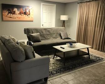 Beautiful Country Estate Basement Apartm - Richmond - Living room