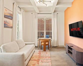Luxe Retreat with EV Charger & Putting Green - Frisco - Living room