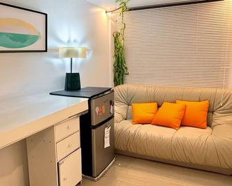 Loft in Magalang 7 Mins to Mall, Pool & Park Access​ 7 minutes from the mall - Mexico - Living room